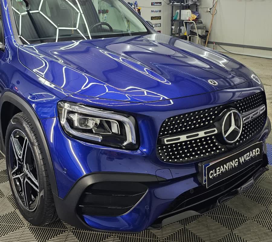 Prednji kraj Mercedesa s pločicom Cleaning Wizard, u haubi se zrcale stropna svjetla